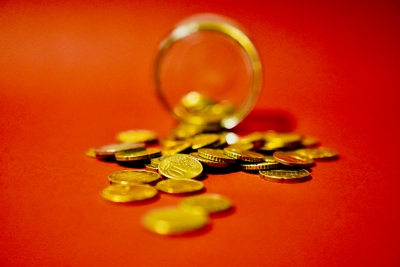 gouden munten en een ring